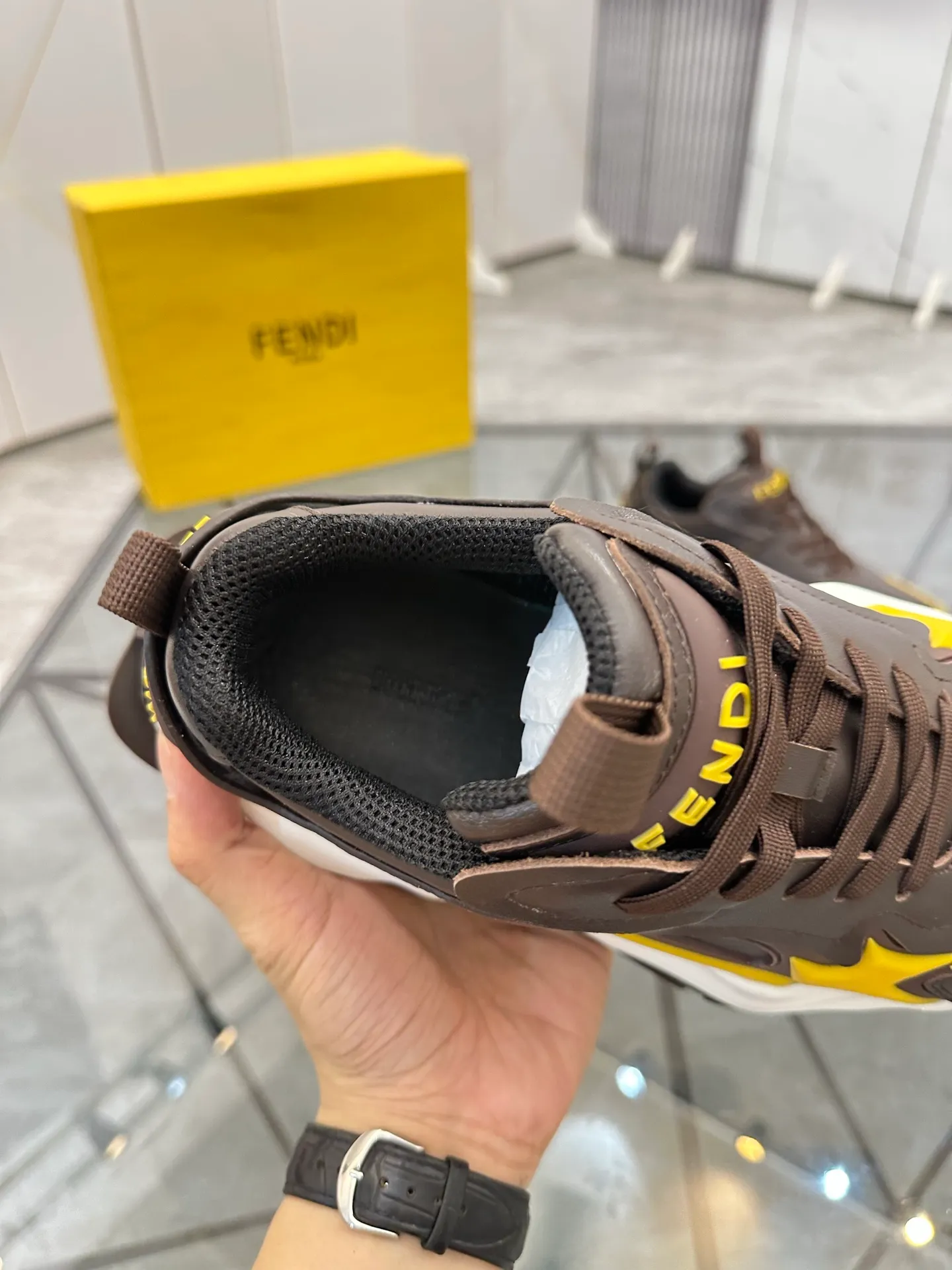 Men's shoes: 💰P580¥ Product trademark: Fendi* "Fendi*" low-top sports shoes Regular size: 39-44 (can be customized to 38.45.46) Product material: imported cowhide upper, breathable lining, original outsole. No.: 0008